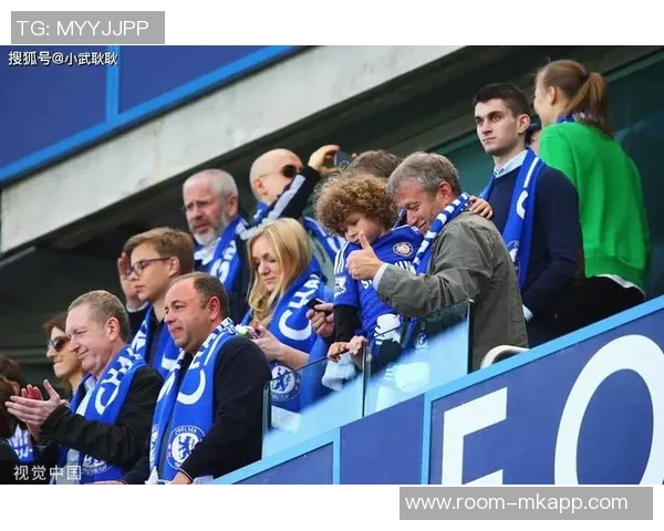 切尔西球迷高呼阿布名字举起BlueCoOut旗帜表达不满情绪 切尔西球迷高呼阿布名字举起BlueCoOut旗帜表达不满情绪