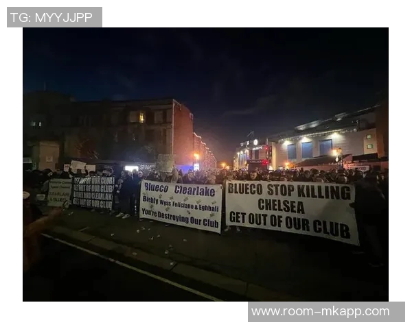 切尔西球迷高呼阿布名字举起BlueCoOut旗帜表达不满情绪 切尔西球迷高呼阿布名字举起BlueCoOut旗帜表达不满情绪